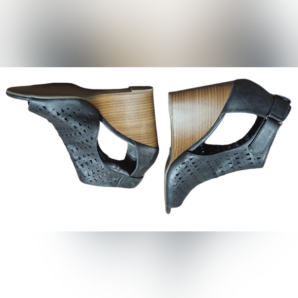 🎅 3/$10 Route 66 Dark Grey Laser Cut Out Peep Toe Wedges Size 8 EUC - Picture 3 of 9